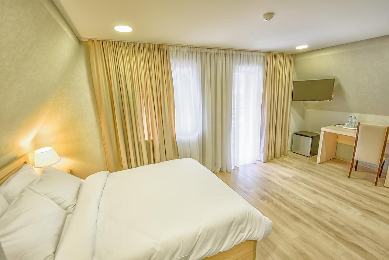 Green Corner Hotel Tbilisi Exterior photo